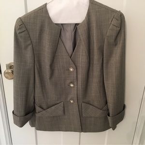 Tahari ladies summer skirt suit